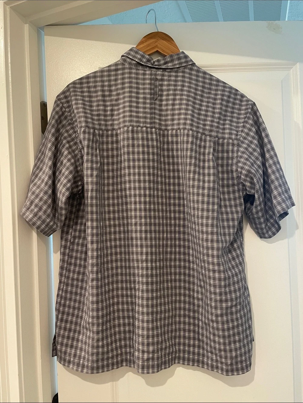 The North Face Men's Short-Sleeve Plaid Button-Down Shirt - Gray/White medium